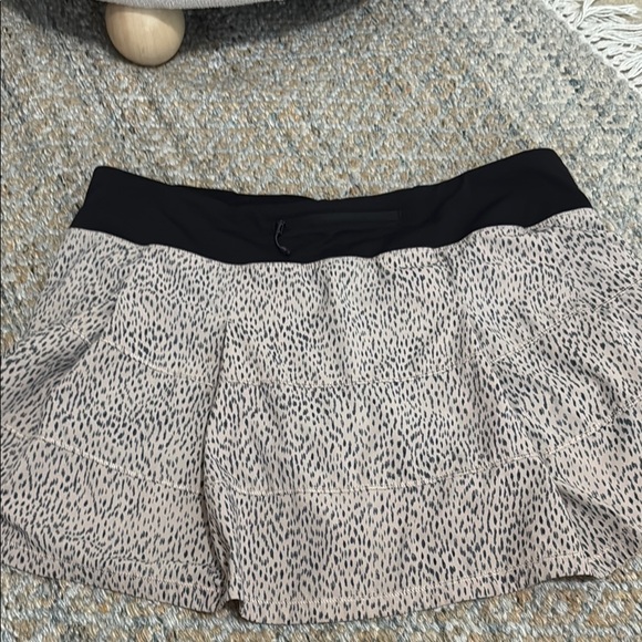 Lululemon Black and Cream Women's Skirt - Picture 2 of 4